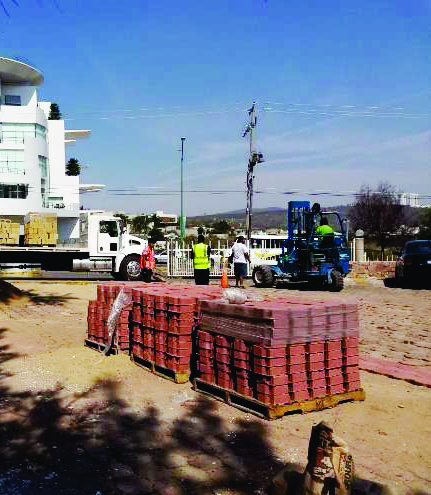 Renivelación y colocación de adoquín en estacionamiento